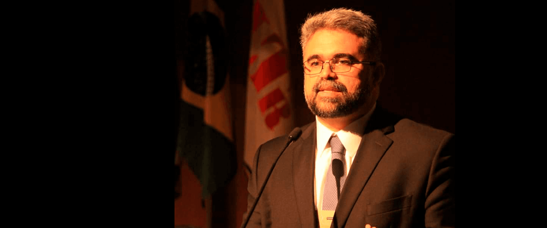 Maurício Corrêa da Veiga comenta determinação de sobrestamento de ações